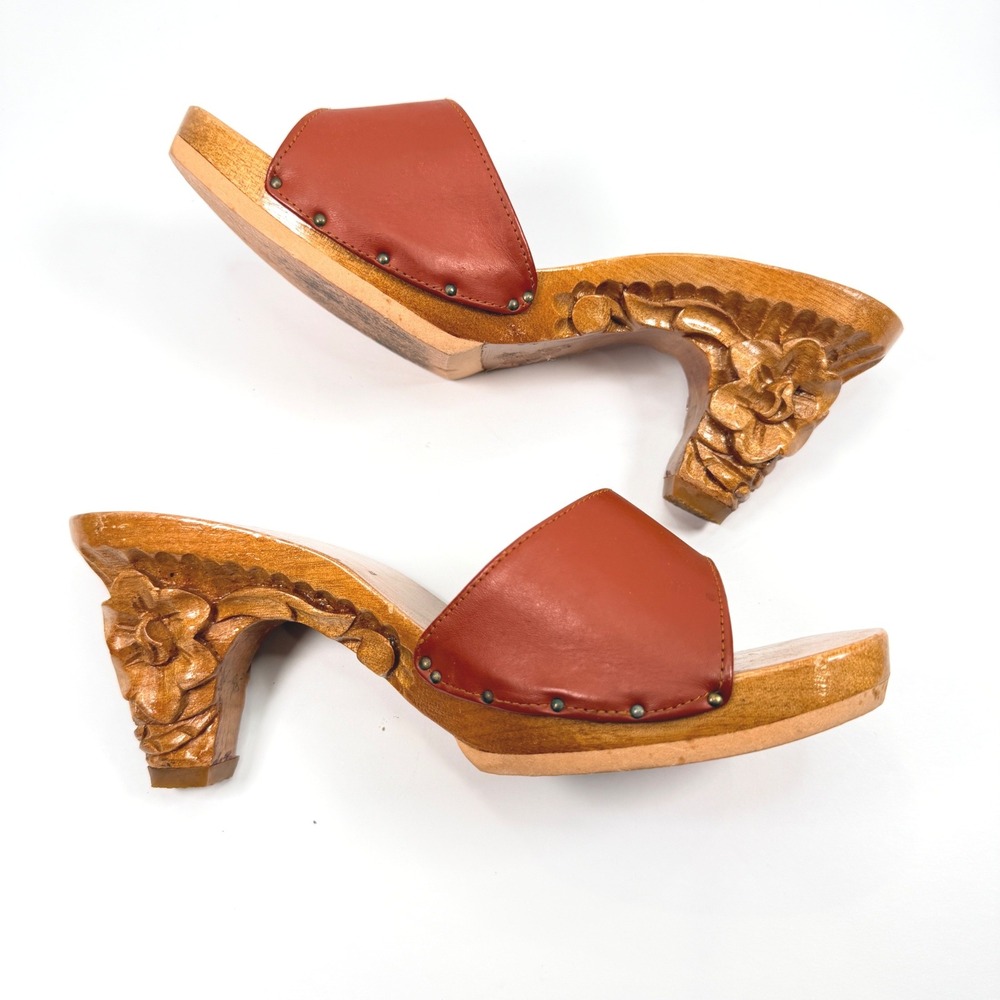VTG Karvings Women 5 Brown Leather Hand Carved Floral Wood Heel Clog Sandals